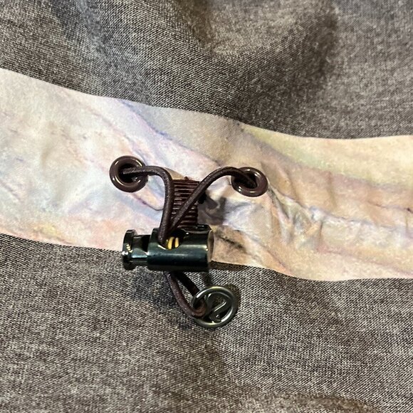 Lululemon The Drizz Lightweight Rain Jacket in Black Cherry Size 4 - Picture 11 of 16